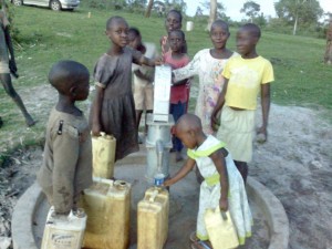 kids drawing water at Alyssa's new well in Nsozibiri